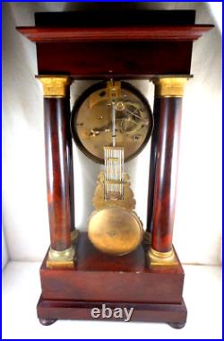 Pendule / Horloge à Portique acajou et bronze -EMPIRE 1820 Pendule / Horloge à Portique acajou et bronze -EMPIRE 1820