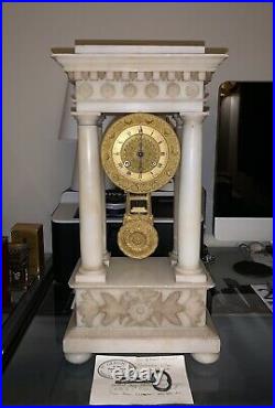 Pendule Horloge ancienne portique à colonnes en albâtre début XIXe