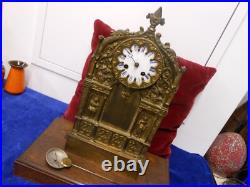 Pendule à la cathédale, L. Philippe, fonctionne 6 jours, H 37-42, socle bois, mt à fil