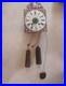 Pendule-ancienne-avec-le-mecanisme-foret-noire-01-emn