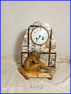 Pendule art deco marbre personnage regule peint en dore fonctionne sonne
