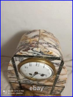 Pendule art deco marbre personnage regule peint en dore fonctionne sonne