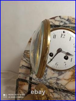Pendule art deco marbre personnage regule peint en dore fonctionne sonne