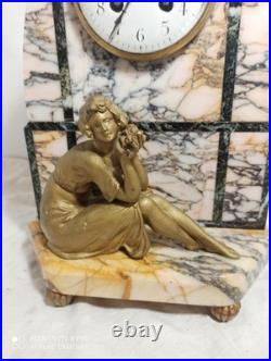 Pendule art deco marbre personnage regule peint en dore fonctionne sonne