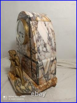 Pendule art deco marbre personnage regule peint en dore fonctionne sonne