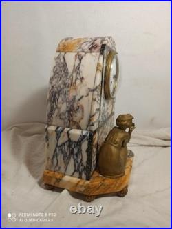 Pendule art deco marbre personnage regule peint en dore fonctionne sonne