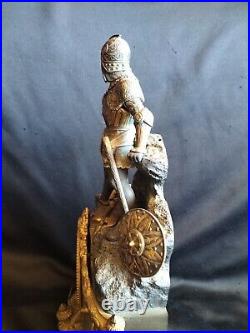 Pendule au chevalier/guerrier en bronze à double patine dorée & albâtre / XIXe