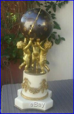 Pendule aux Putti, amours, angelots en bronze doré et marbre blanc, XIXe H/52 CM