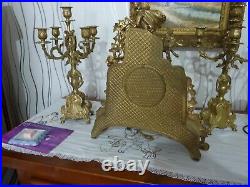 Pendule avec deux chandeliers en bronze