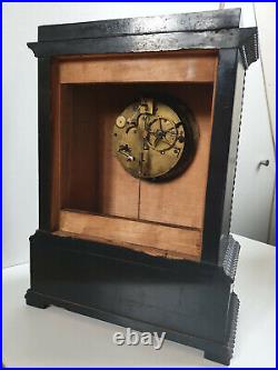 Pendule borne ancienne en bois noirci à fil carillon vers 1830-40