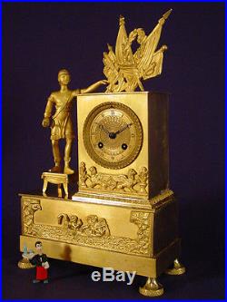Pendule bronze doré Empire Restauration militaria french clock uhr 1810-1820