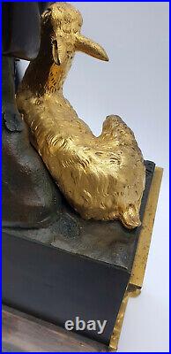 Pendule bronze doré & bronze patine médaille berger nourrissant une chèvre XIXem