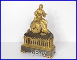 Pendule bronze femme reine oiseau décor gothique french clock XIXème siècle