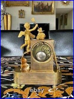 Pendule d'époque Empire en bronze doré décor Amour du papillons