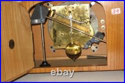 Pendule de buffet JUNGHANS, vintage, bronze, caisse bois clair, marche et sonne