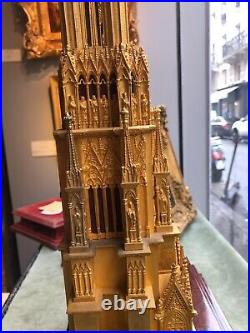 Pendule dite à la cathédrale en bronze doré figurant Notre-Dame de Reims