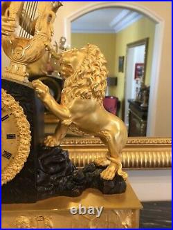 Pendule en Bronze ciselé doré et patiné Orphée charmant le Lion Début XIXeme