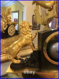 Pendule en Bronze ciselé doré et patiné Orphée charmant le Lion Début XIXeme