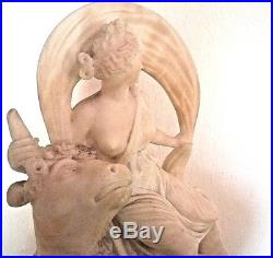Pendule en albâtre sculpté représentant Europe, époque Restauration, vers 1830