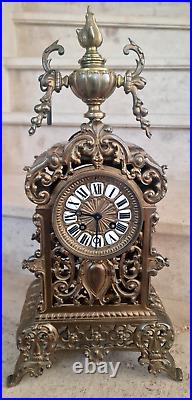 Pendule en bronze de style louis XV, mouvement a cartouches. Balancier, clef