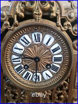 Pendule en bronze de style louis XV, mouvement a cartouches. Balancier, clef