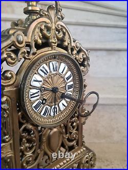 Pendule en bronze de style louis XV, mouvement a cartouches. Balancier, clef