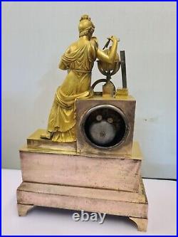 Pendule en bronze doré et ciselé, à l'allégorie de l'astronomie style empire