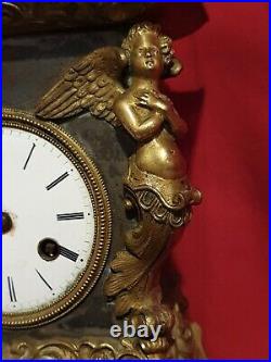 Pendule en bronze, sujet figurant une femme et son enfant, montant angelots