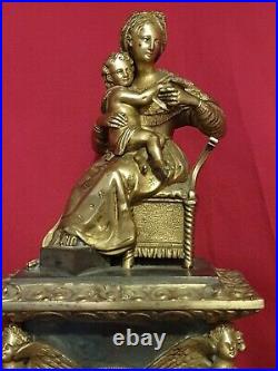 Pendule en bronze, sujet figurant une femme et son enfant, montant angelots