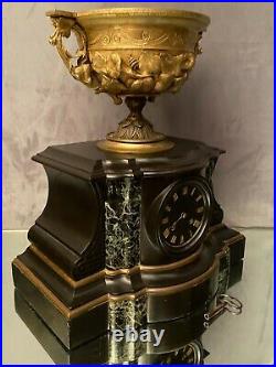 Pendule en marbre noir XIXe surmontée d'une grande coupe en bronze doré