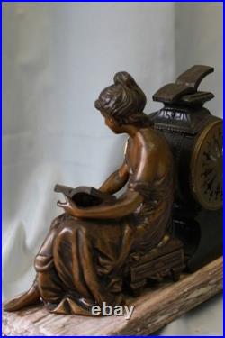 Pendule en régule MOREAU la liseuse sur marbre chiné Pendule en régule MOREAU la liseuse sur marbre chiné