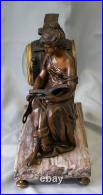 Pendule en régule MOREAU la liseuse sur marbre chiné Pendule en régule MOREAU la liseuse sur marbre chiné