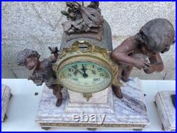 Pendule et GARNITURE DE CHEMINEE en régule marbre décor de chérubin XIXème