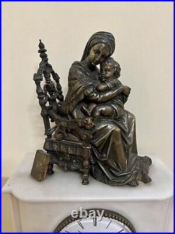 Pendule femme à l'enfant en Bronze et marbre blanc de Carrare