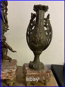 Pendule garniture en régule avec paire de vases romantiques