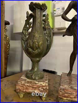 Pendule garniture en régule avec paire de vases romantiques