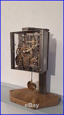 Pendule mouvement de Morez sur pied avec mécanisme apparent. Clock pendel