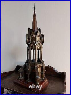 Pendule néogothique cathédrale en bronze patiné XIXe siècle travail compagnon