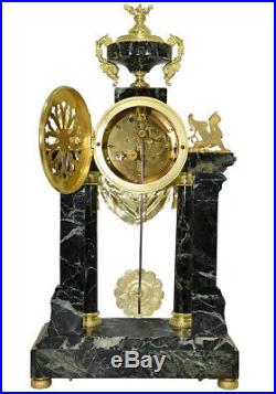 Pendule portique. Kaminuhr Empire clock bronze horloge antique uhren horloge