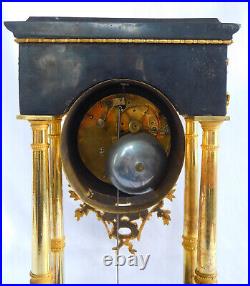 Pendule portique d'époque Consulat Empire bronze doré & marbre vert de mer XIXe
