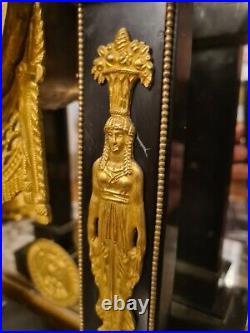 Pendule portique d'époque Directoire Empire Retour d'Égypte bronze doré