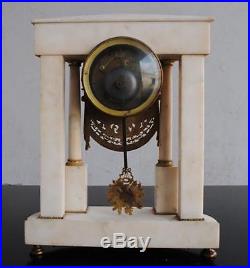 Pendule portique d'époque Directoire bronze doré et marbre blanc