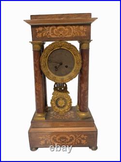 Pendule portique de style Charles X en vois marqueté XX siècle