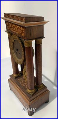 Pendule portique de style Charles X en vois marqueté XX siècle