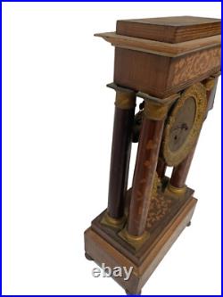 Pendule portique de style Charles X en vois marqueté XX siècle