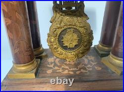 Pendule portique de style Charles X en vois marqueté XX siècle