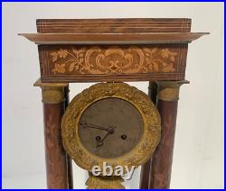 Pendule portique de style Charles X en vois marqueté XX siècle