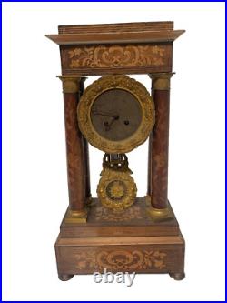 Pendule portique de style Charles X en vois marqueté XX siècle