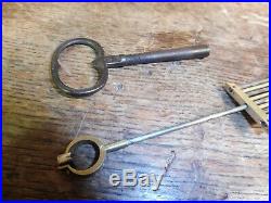 Pendule portique laiton ou bronze dore suspension a couteau fonctionne sonne