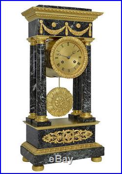 Pendule portique marbre. Kaminuhr Empire clock bronze horloge antike